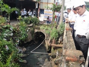 Phan Xuan Dung, Chairman of the NA Committee for Science, Technology and Environment, inspecting wastewater discharged in Bien Hoa 1 IZ (Photo: VNA)